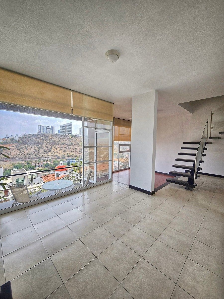 1 de 27: Vista espectacular  desde 1er nivel en sala y comedor !
