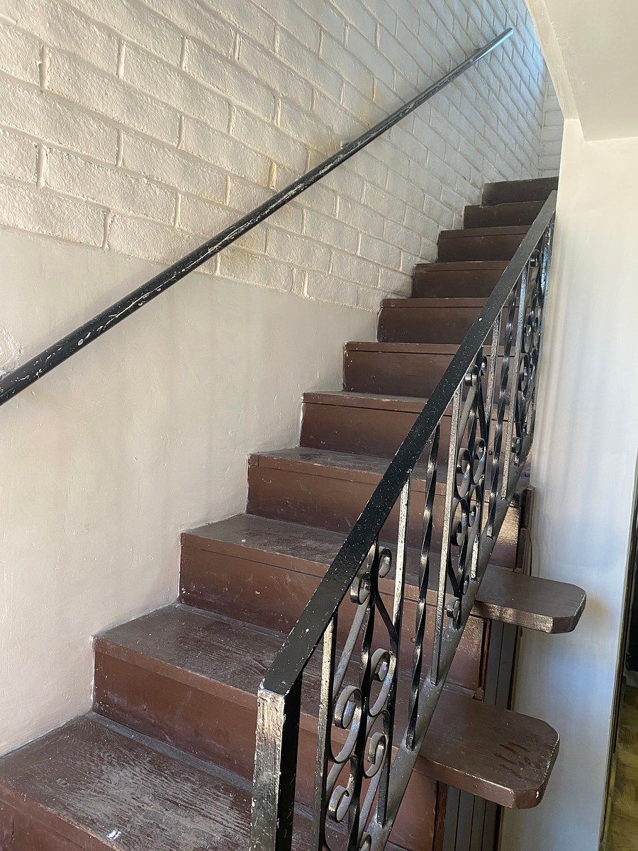 Escaleras hacia la planta alta, photo 15 of 21