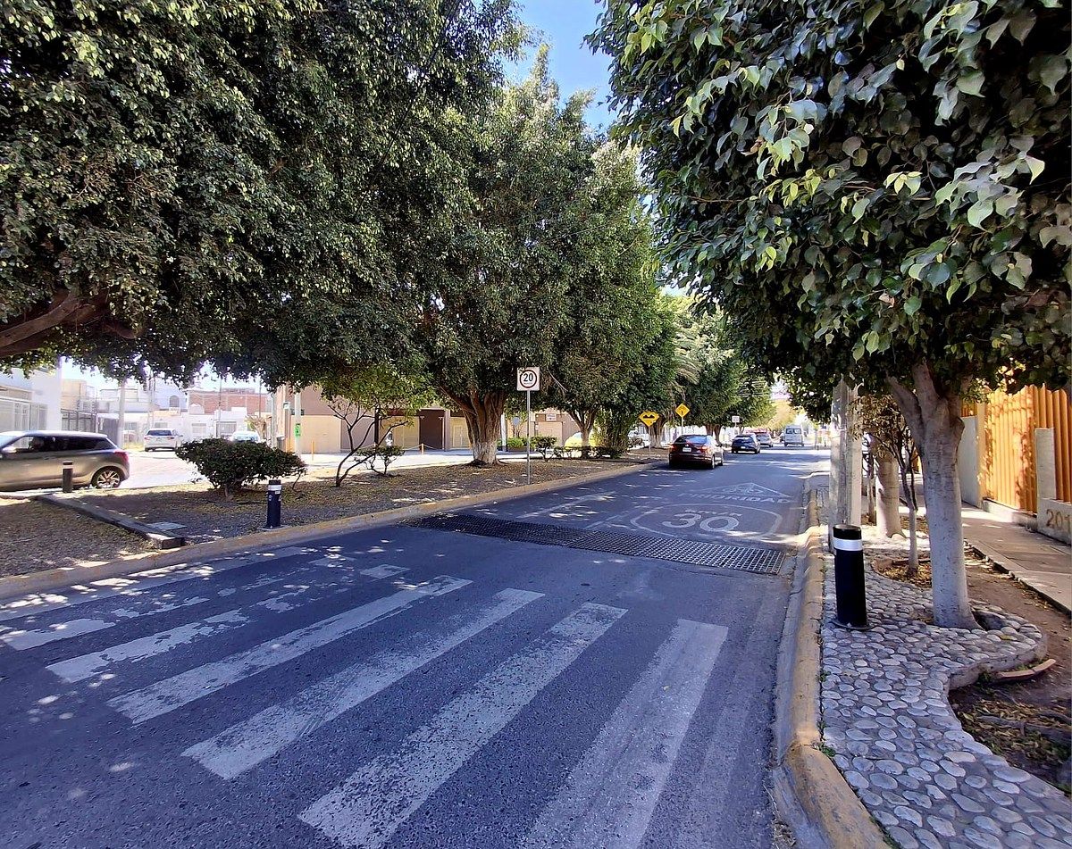 8 of 23: CALLE ESQUINA