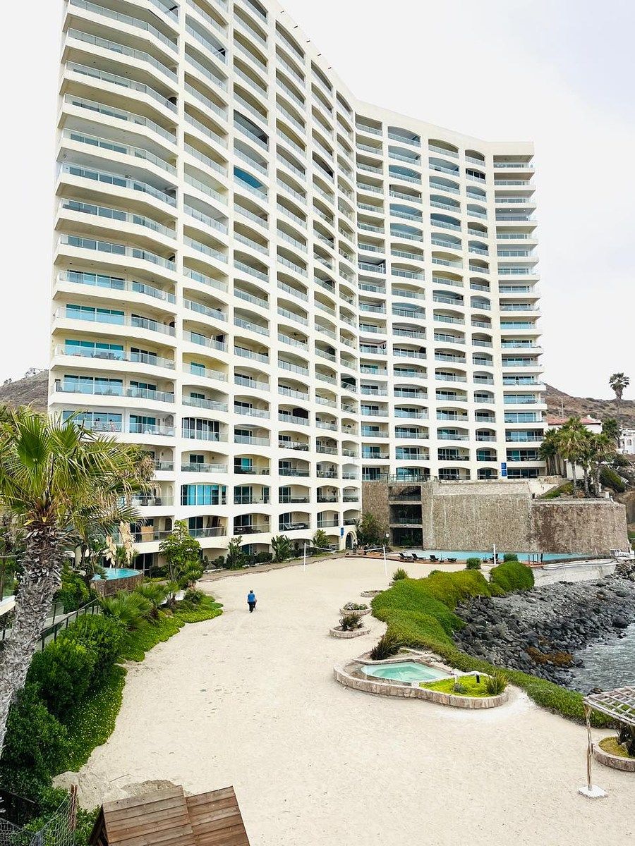2 of 17: edificio, cancha de voleibol