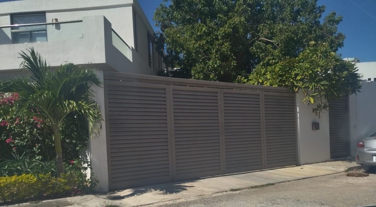 Amplia residencia en Venta en Altabrisa Merida
