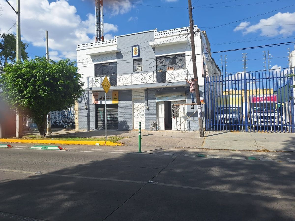 Commercial property, with 2 premises and 1 apartment on Av. Javier Mina, photo 1 of 23