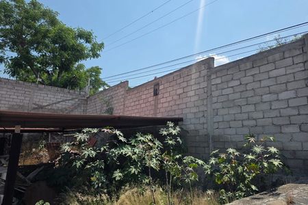 Terreno de 1000 en Villas del Mesón Juriquilla, con barda frontal y zagúan.