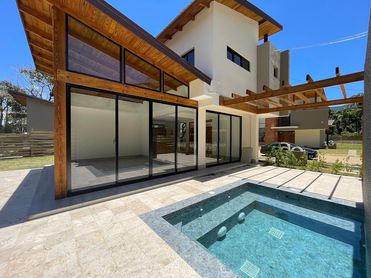 En venta villa a estrenar en proyecto cerrado en Jarabacoa, foto 1 de 17