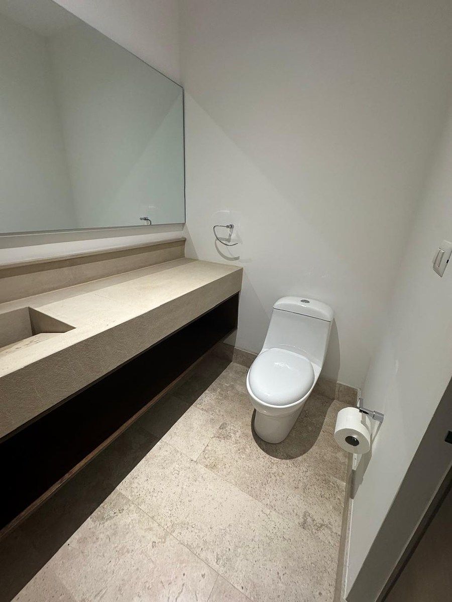 4 of 18: baño de visitas