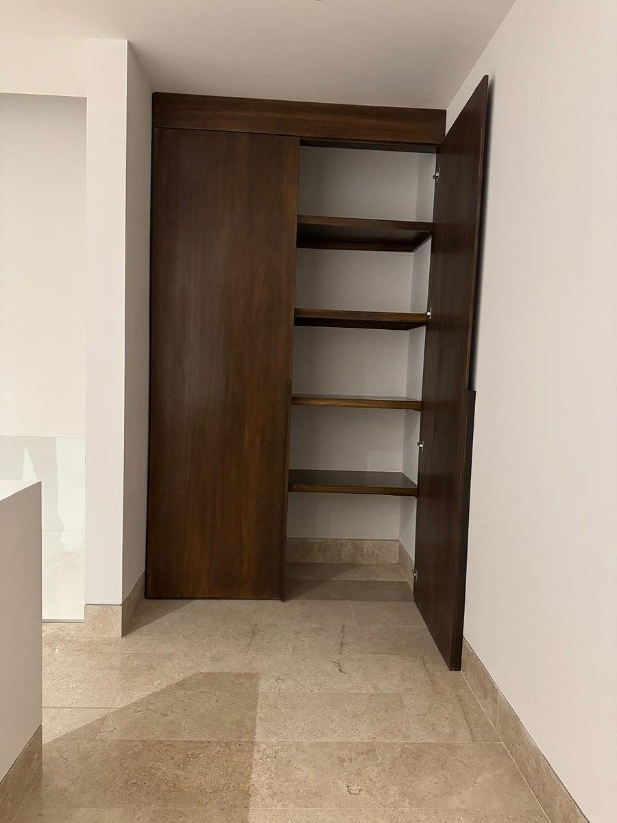 7 of 18: closet de blancos