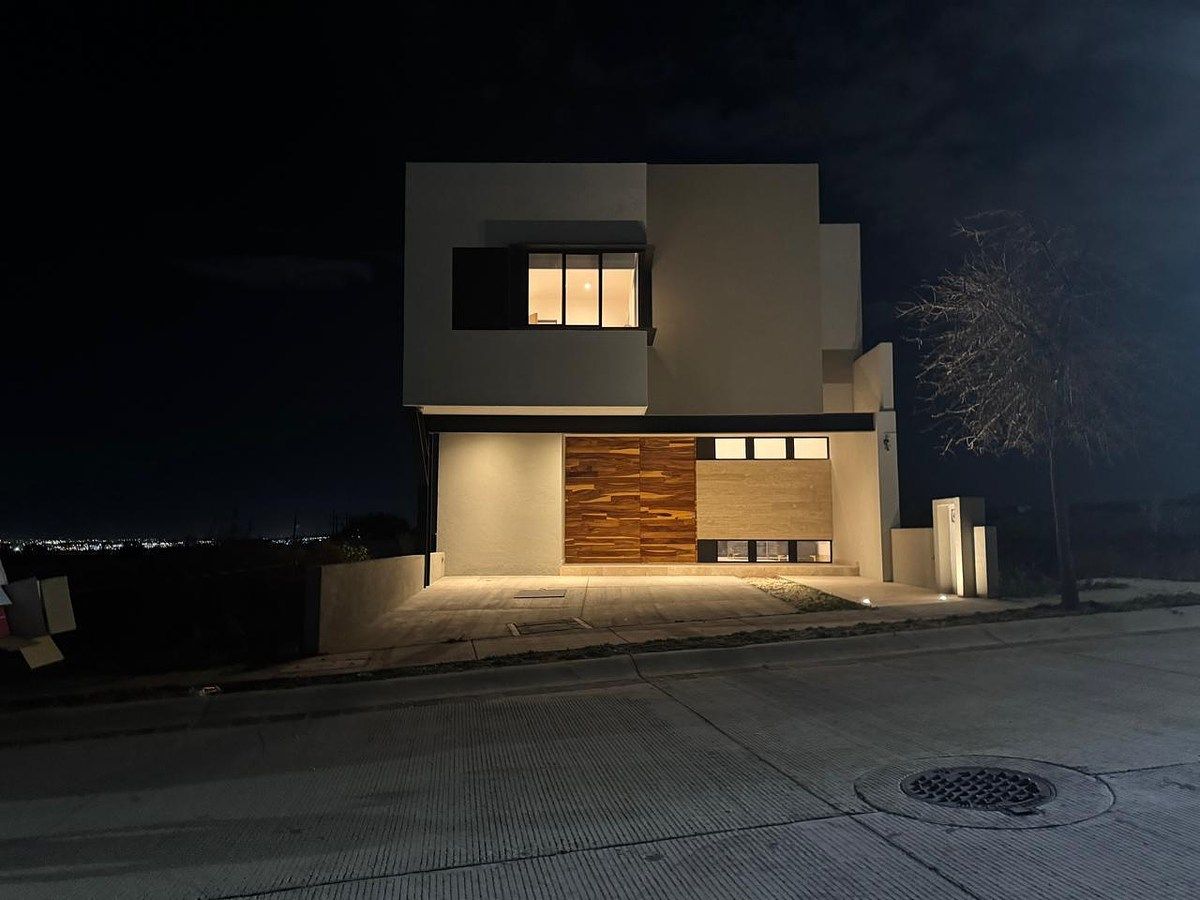 16 of 18: fachada nocturna