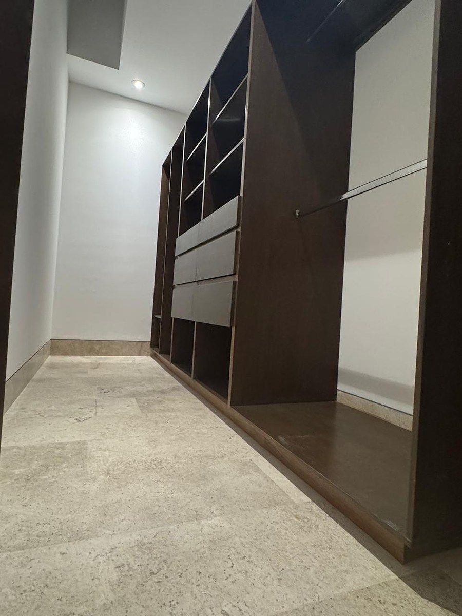 14 of 18: walk in closet con carpintería