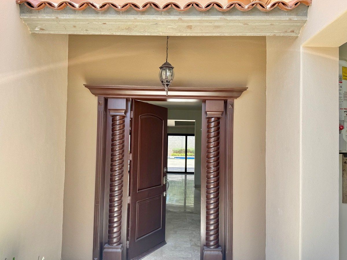 puerta de Cedro con columnas, foto 3 de 48