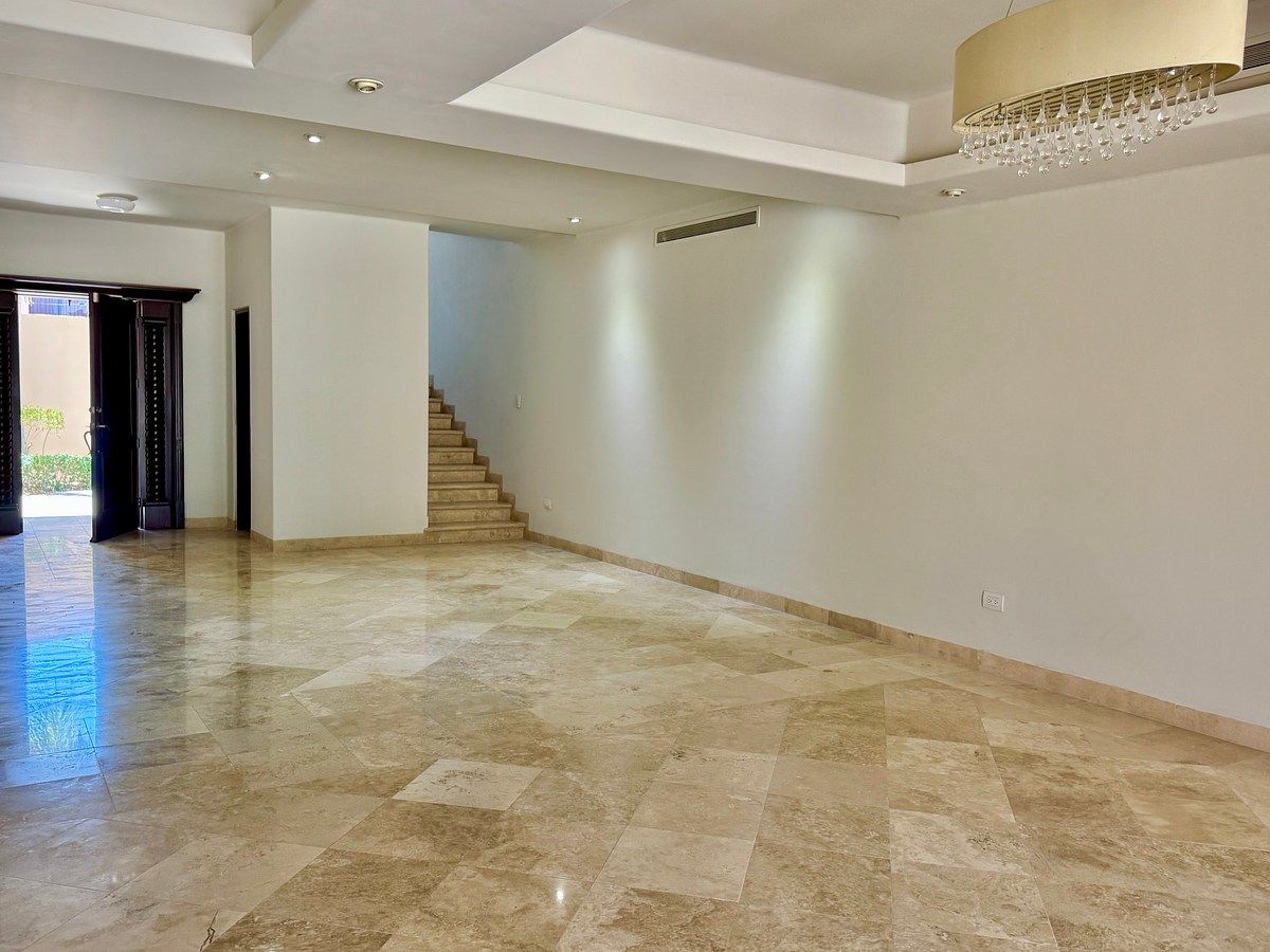vista del área de comedor a la entrada principal y escaleras, foto 8 de 48