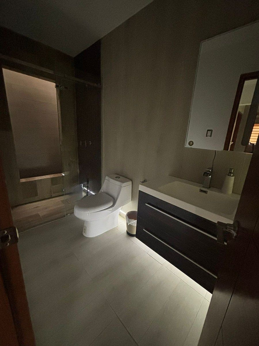 25 de 27: Baño completo Family Room
