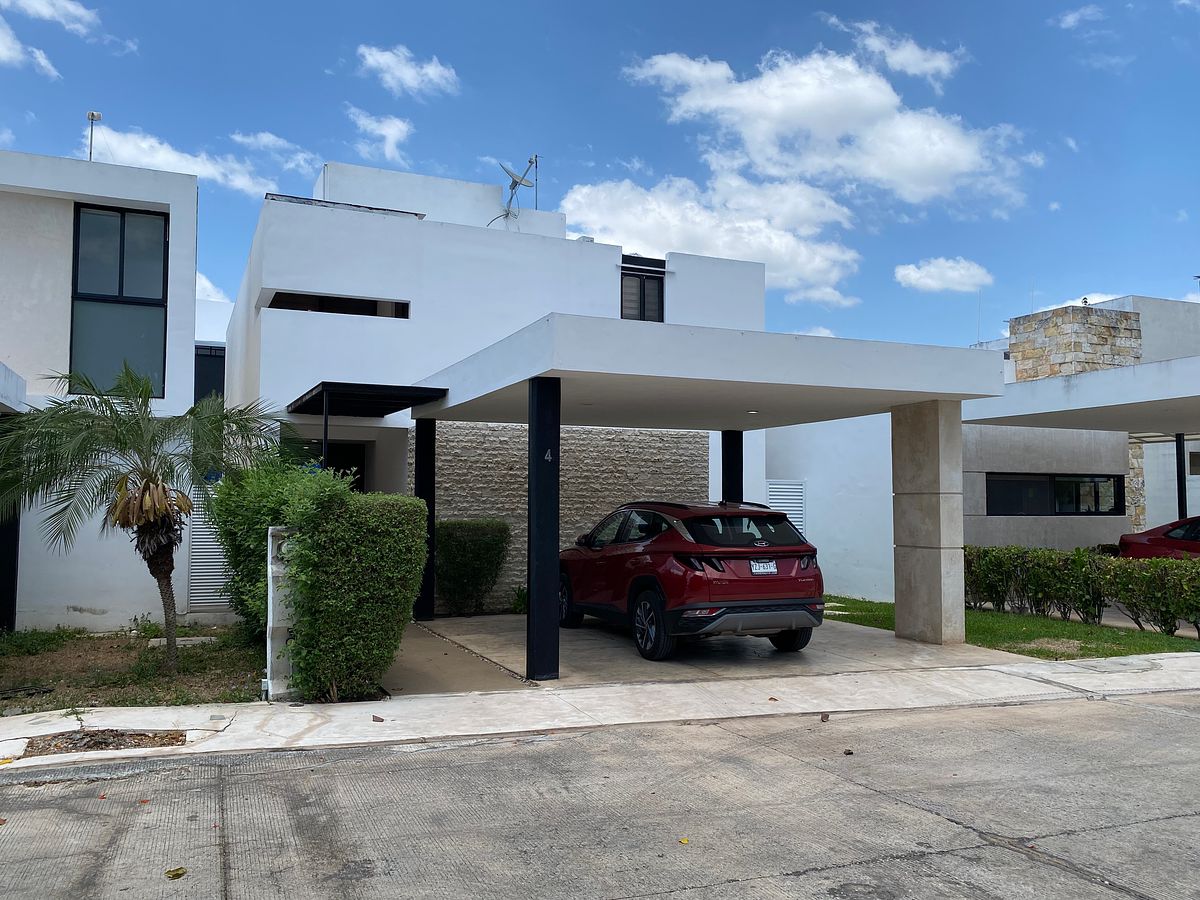 AMPLIA Y HERMOSA CASA EN PRIVADA AL NORTE DE MERIDA (AREA CHOLUL), foto 1 de 48