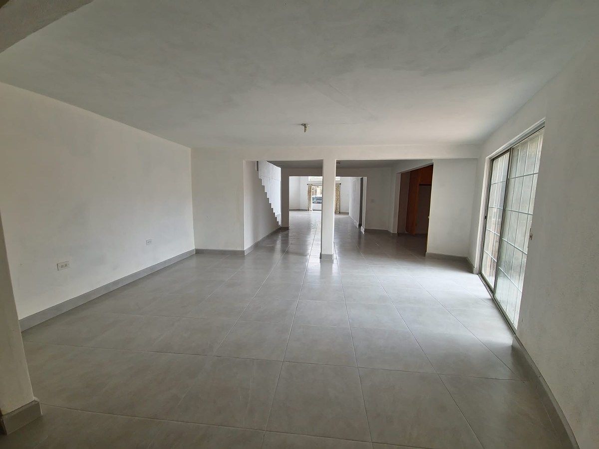 Área de antecomedor con acceso al patio, foto 10 de 33