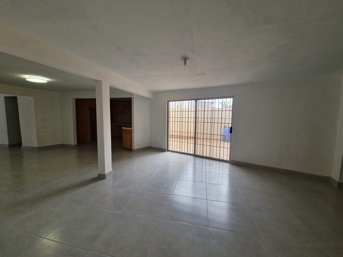 Área de antecomedor con acceso al patio, foto 11 de 33
