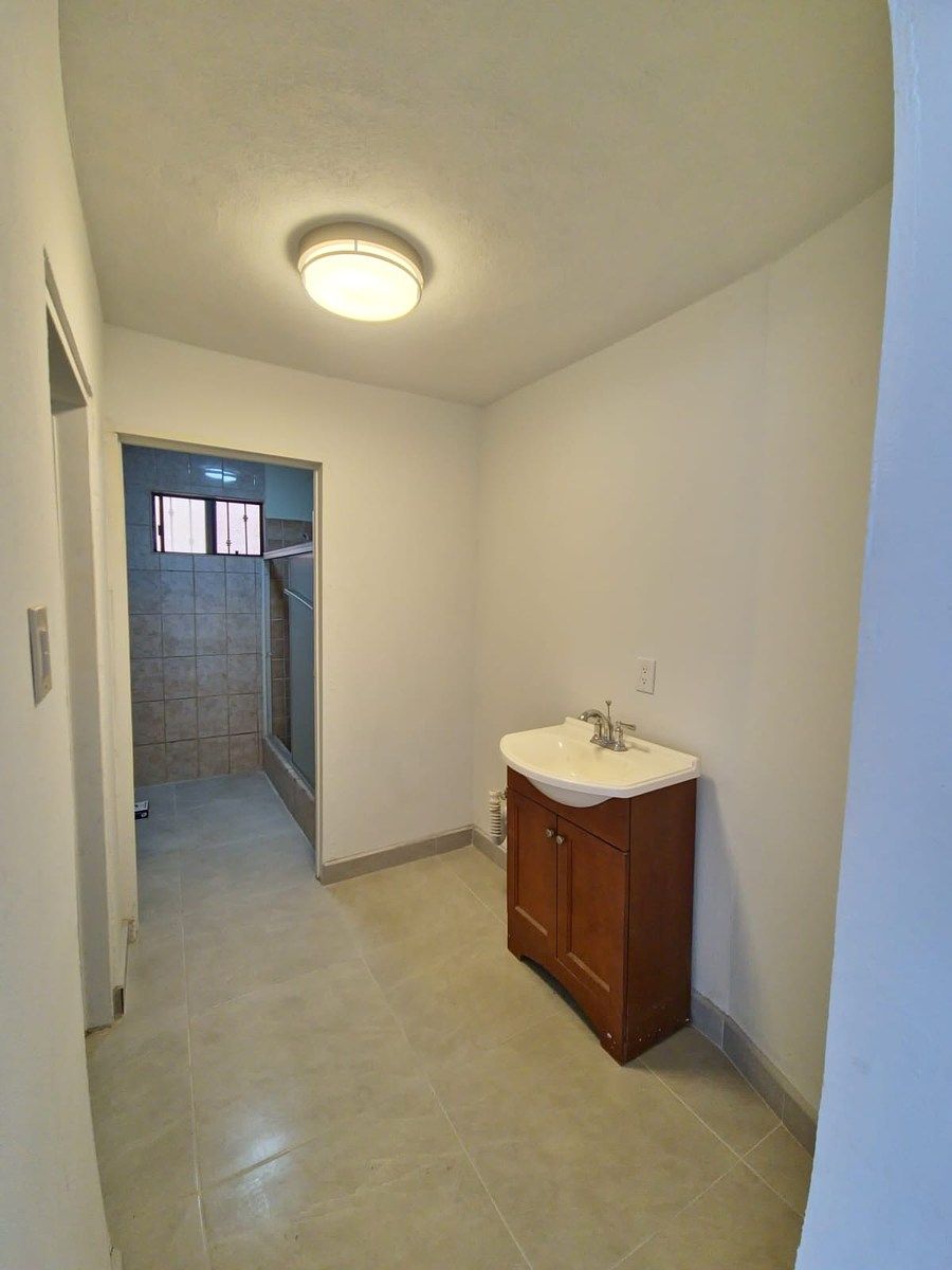 Baño en planta baja, foto 13 de 33