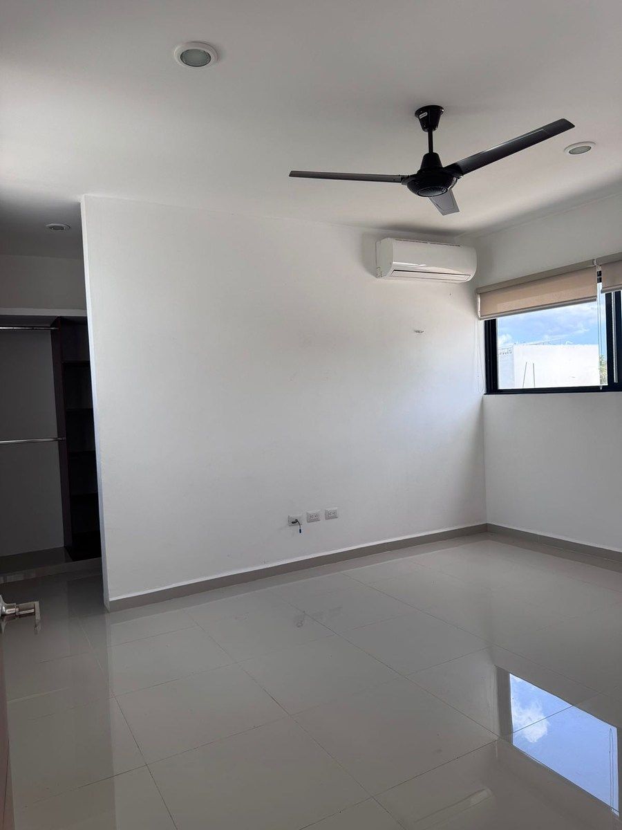 12 de 23: Recámara principal con closet vestidor y baño completo