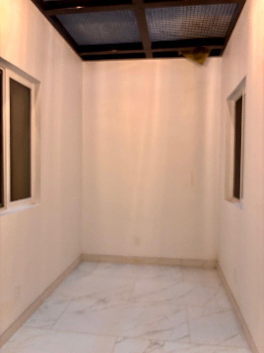 30 of 32: Condo 1