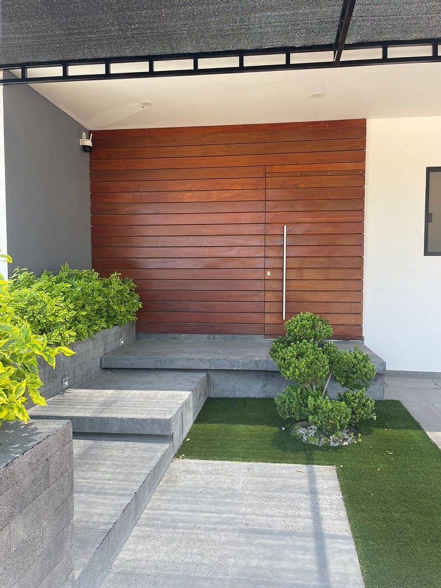 2 de 19: Amplia puerta de madera