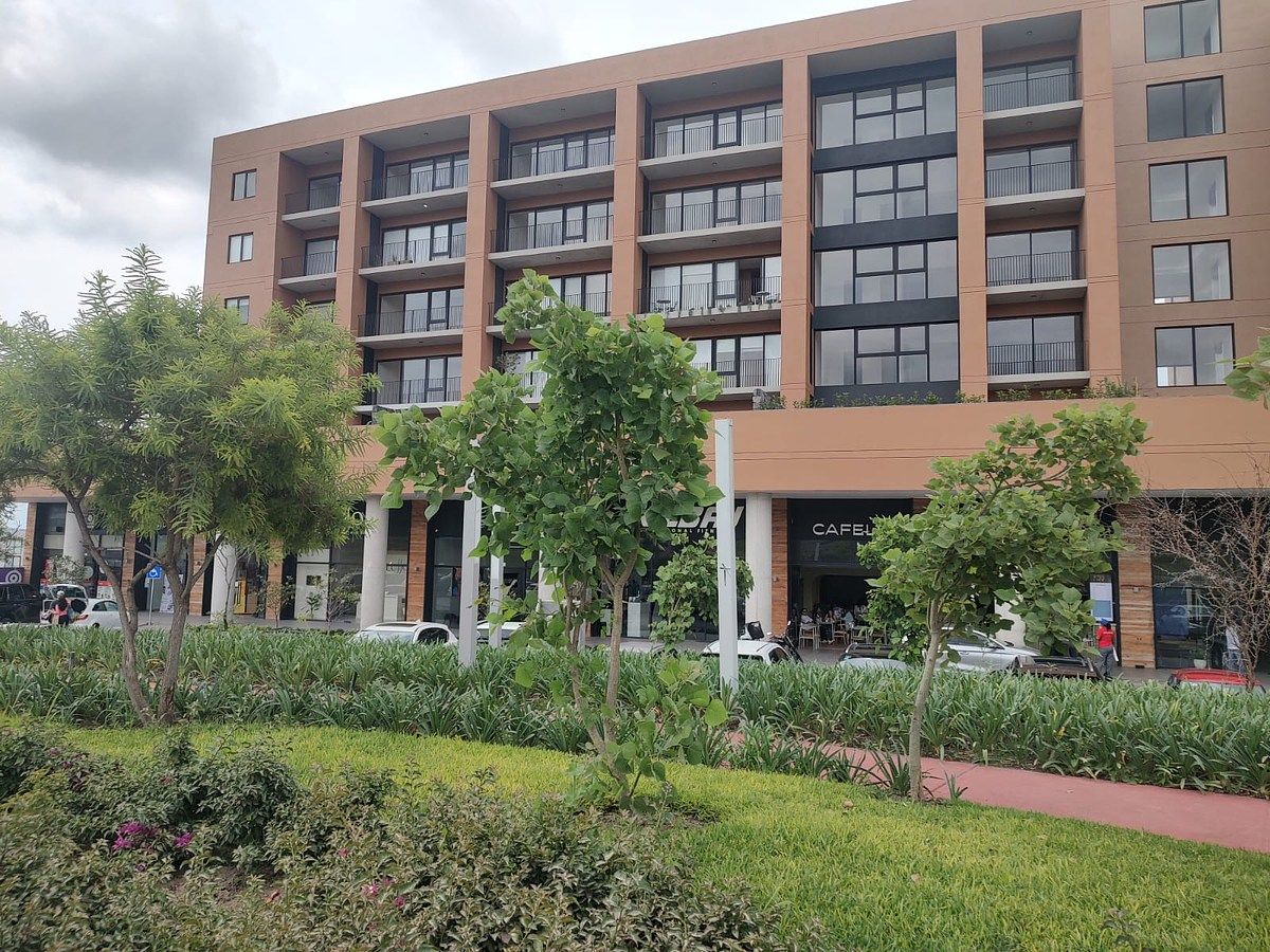 2 de 18: Fachada edificio y locales