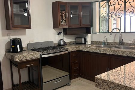 ALUGO CASA MOBILIADA COM PISCINA (rua fechada)