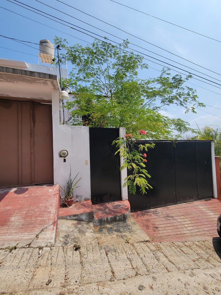 Se VENDE casa en Loma Bonita Terán cerca de protección civil, foto 1 de 26