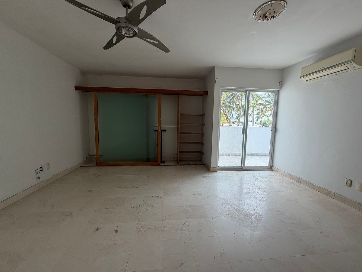 Amplia recámara principal con baño completo y balcón, foto 17 de 32
