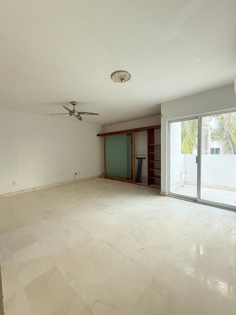 Amplia recámara principal con baño completo y balcón, foto 16 de 32