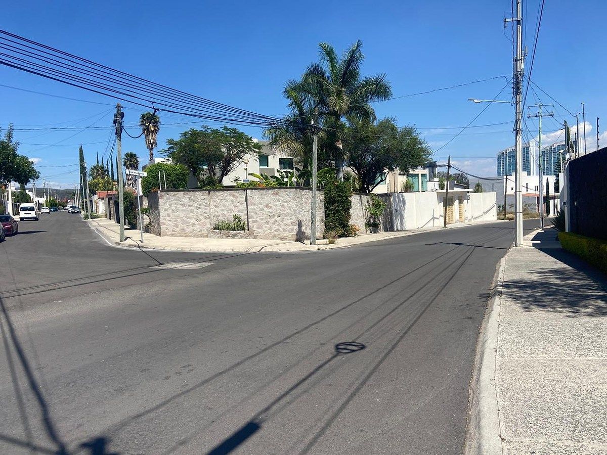 Lot in Fraccionamiento Villas del Mesón, Querétaro, photo 2 of 4