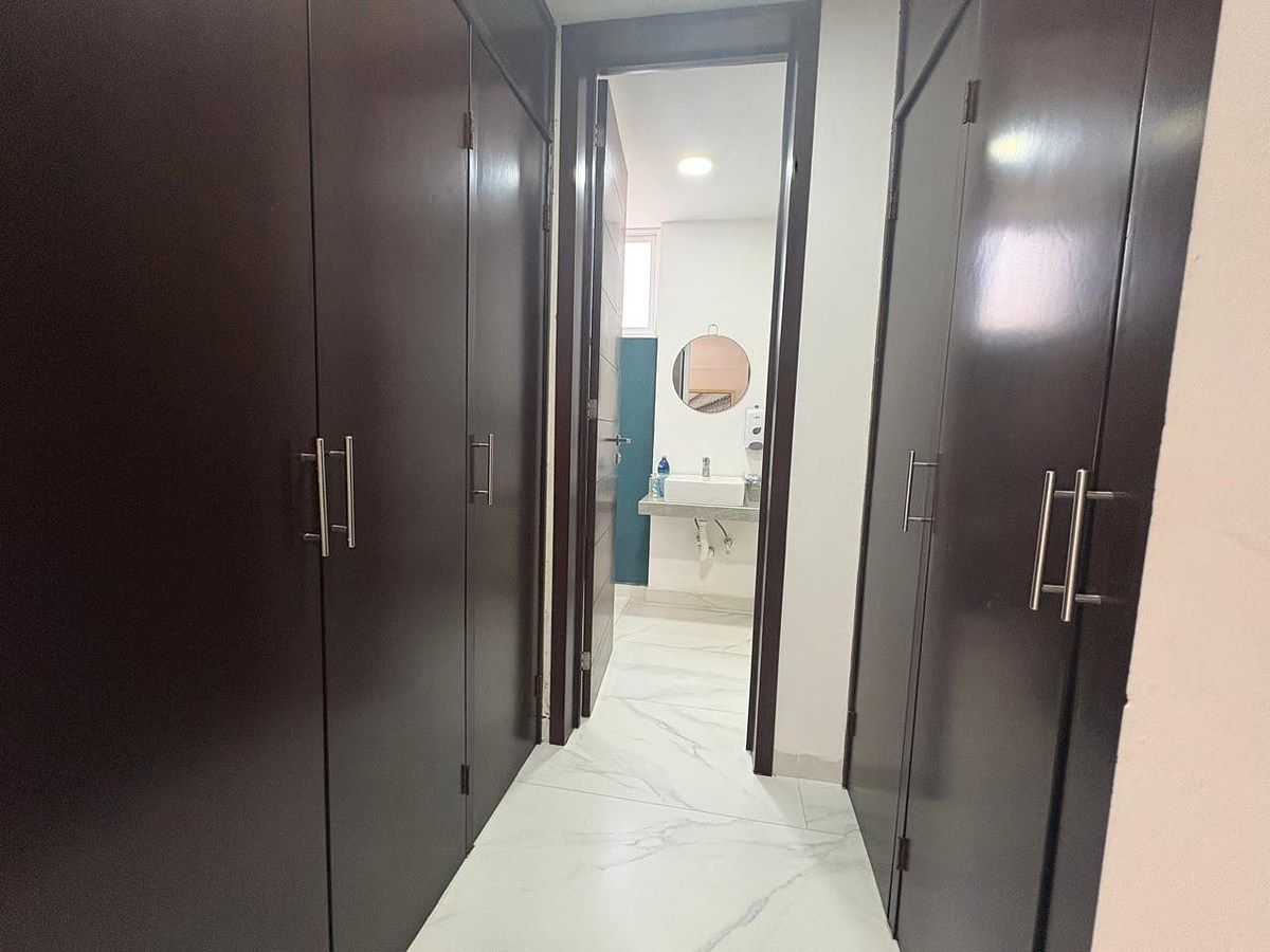 Closet y medio baño de oficina 3, foto 8 de 12