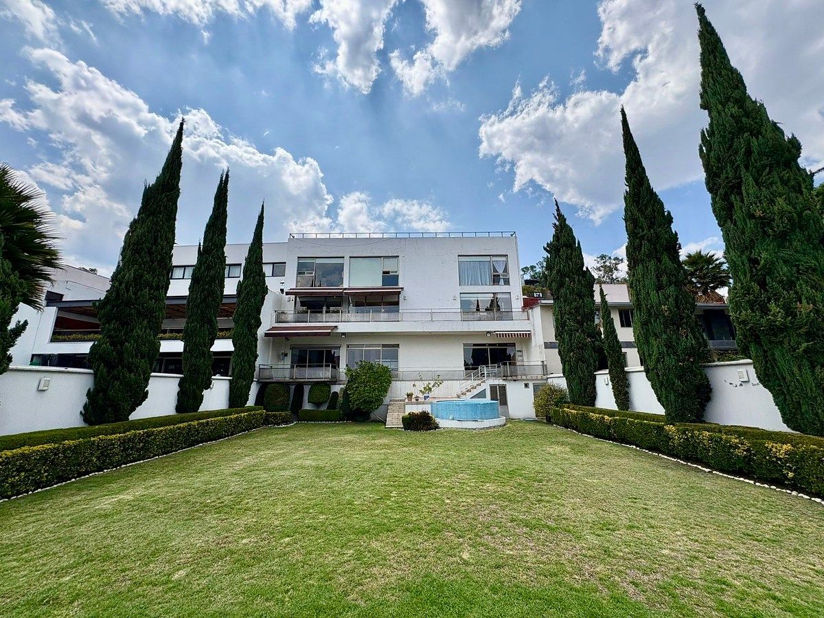 En venta casa con paneles solares, en calle cerrada Jardines del Pedregal, photo 1 of 46