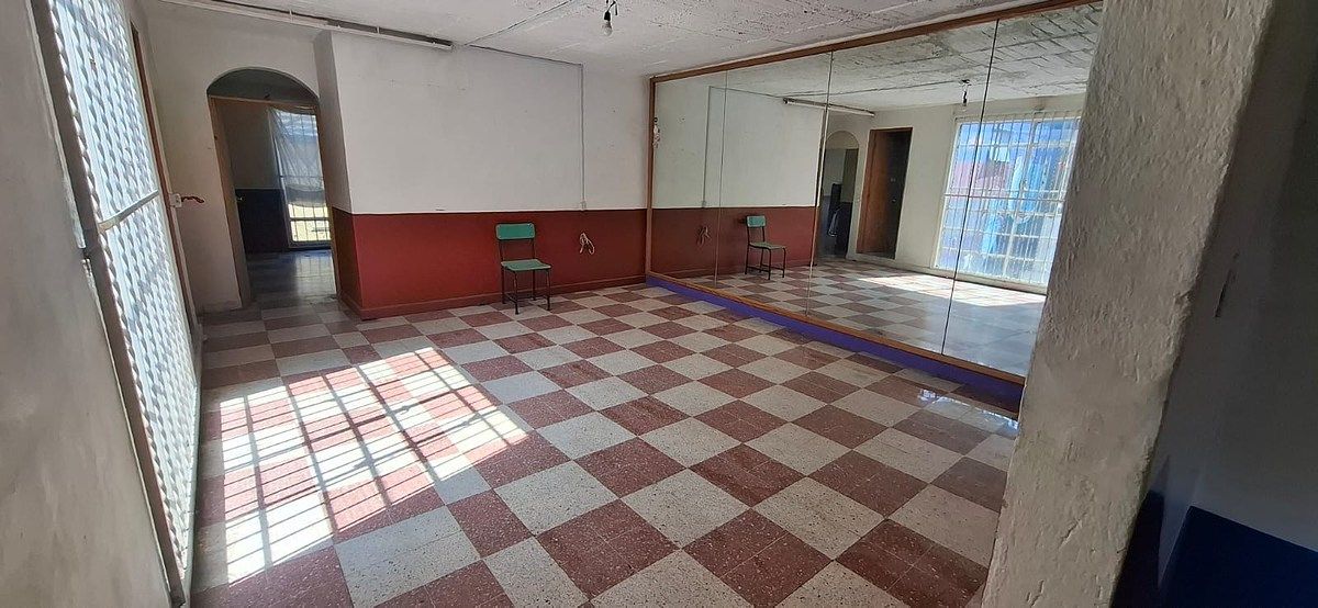 TERRENO CON DOS CASAS Y GRAN JARDÍN PARA REMODELAR EN XOCHIMILCO, foto 1 de 16