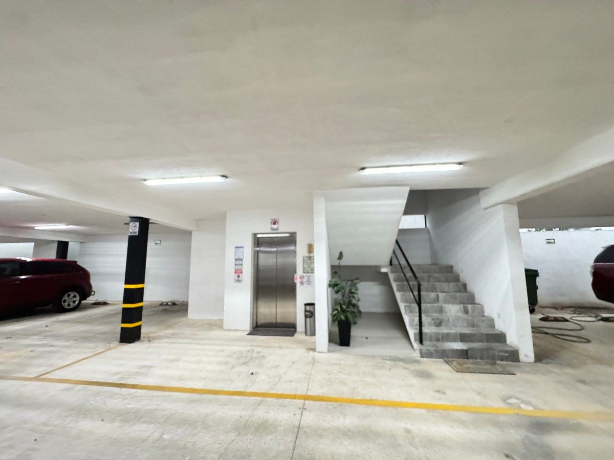 Estacionamiento techado y elevador, foto 11 de 15
