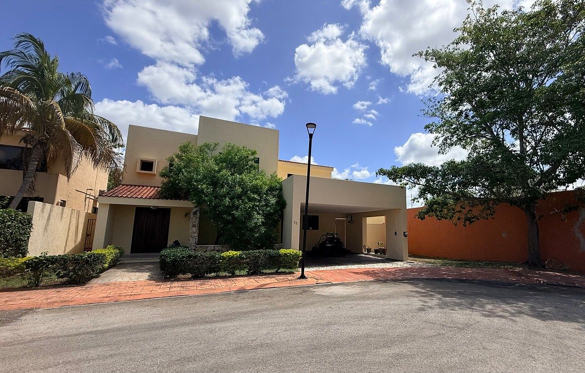 VENTA DE HERMOSA RESIDENCIA DE 3 RECAMARAS Y AMPLIO TERRENO AL NORTE DE MERIDA, foto 1 de 41