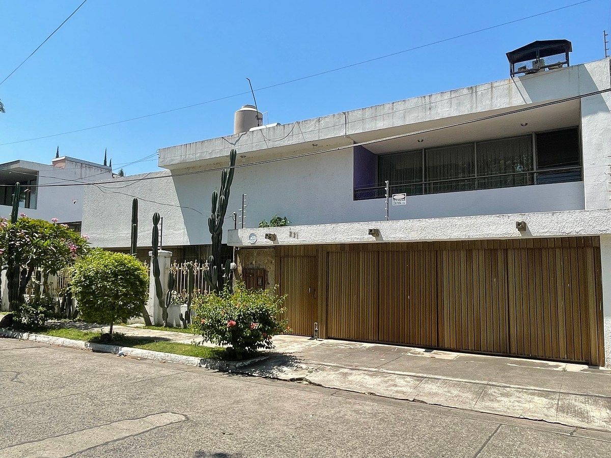 Casa de una sola planta ubicada en la colonia Chapalita, frente a parque, foto 1 de 13