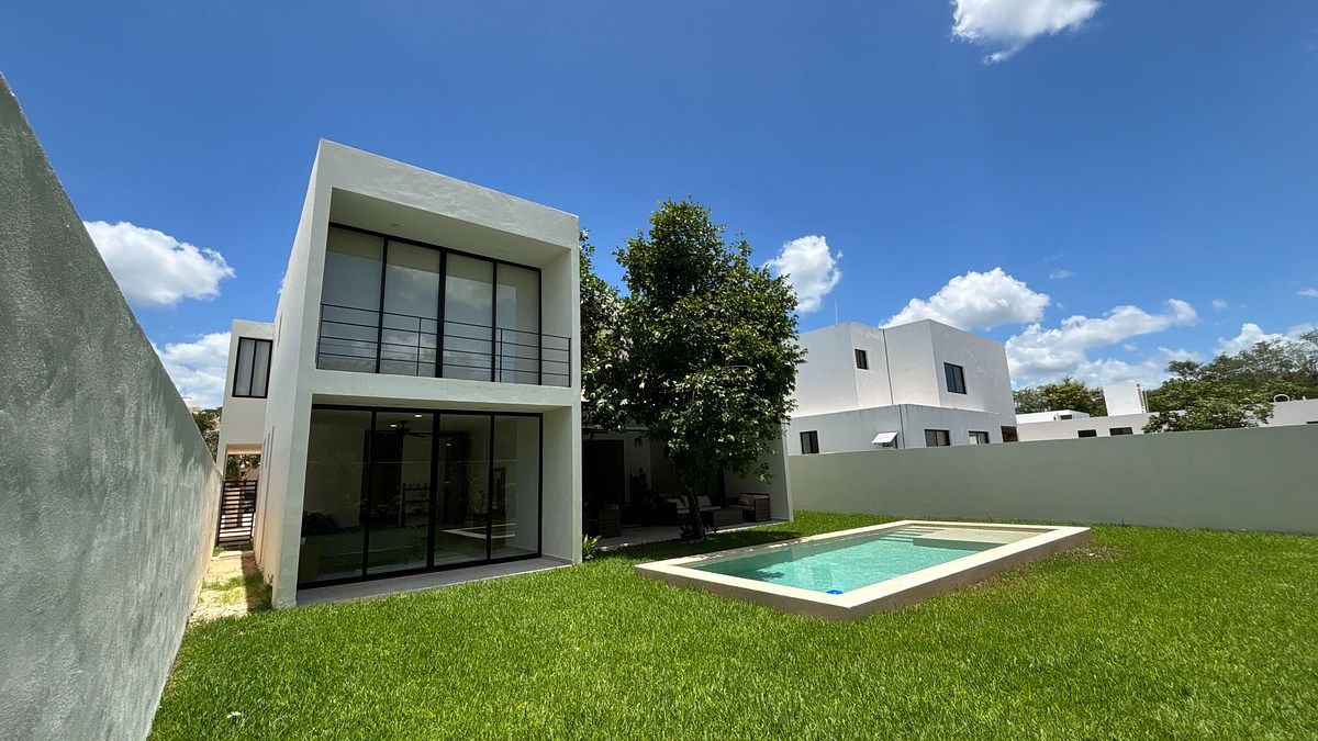 Residencia en Zona Country Mérida, Yucatán. Dentro de privada, foto 1 de 19