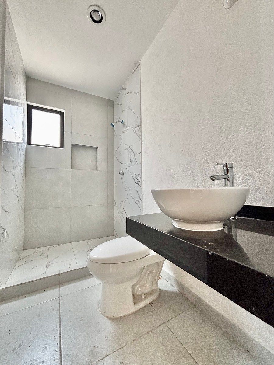 Baño completo que comparten las Recam secundarias ., foto 25 de 38