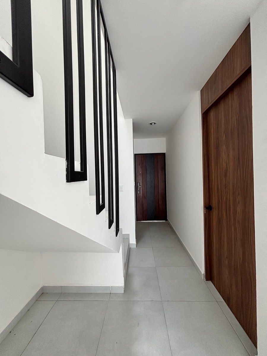 Al fondo Puerta principal  y baño completo en pasillo ., foto 10 de 38