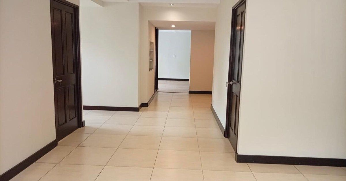 Oficina en primer nivel en renta en zona 14