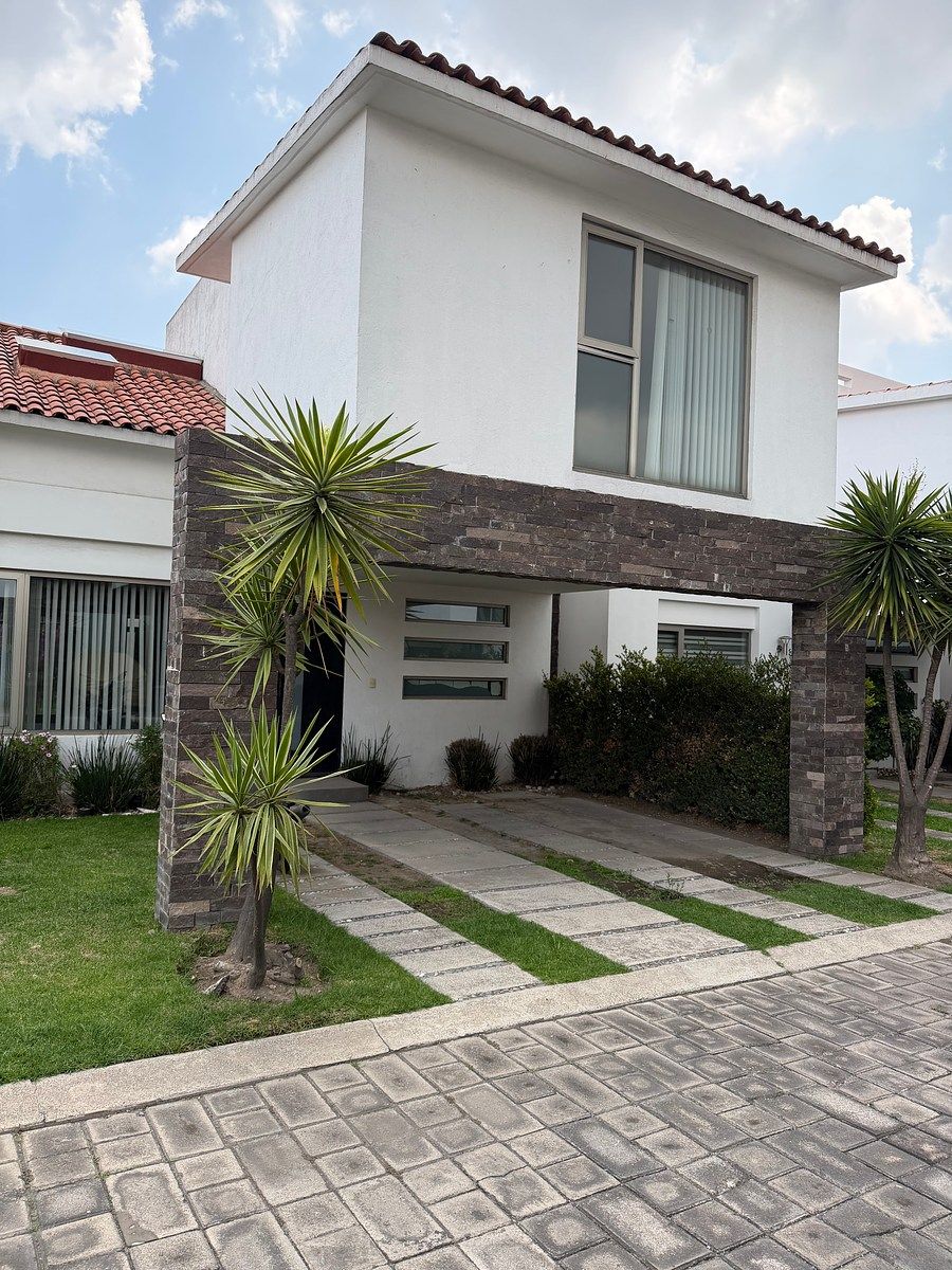 Residencia cerca de plaza comercial Town Square Metepec, foto 1 de 20