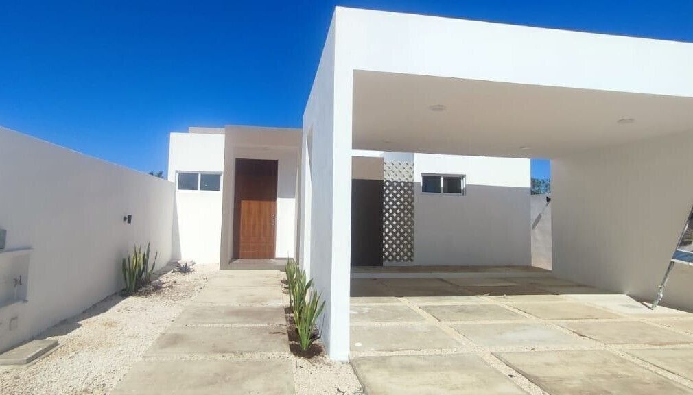 Residencia de lujo con 3 recámaras y alberca en Privada de Cholul, foto 1 de 30