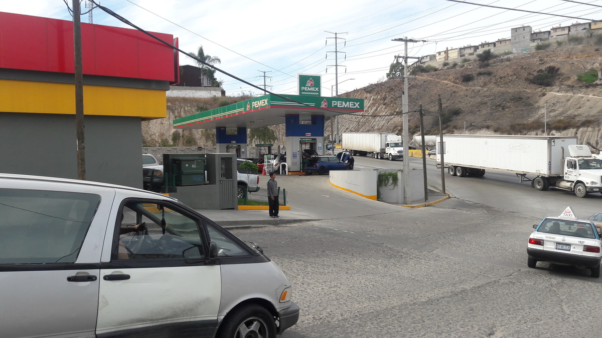 1 de 7: Frente al terreno hay una gasolinera y un oxxo

