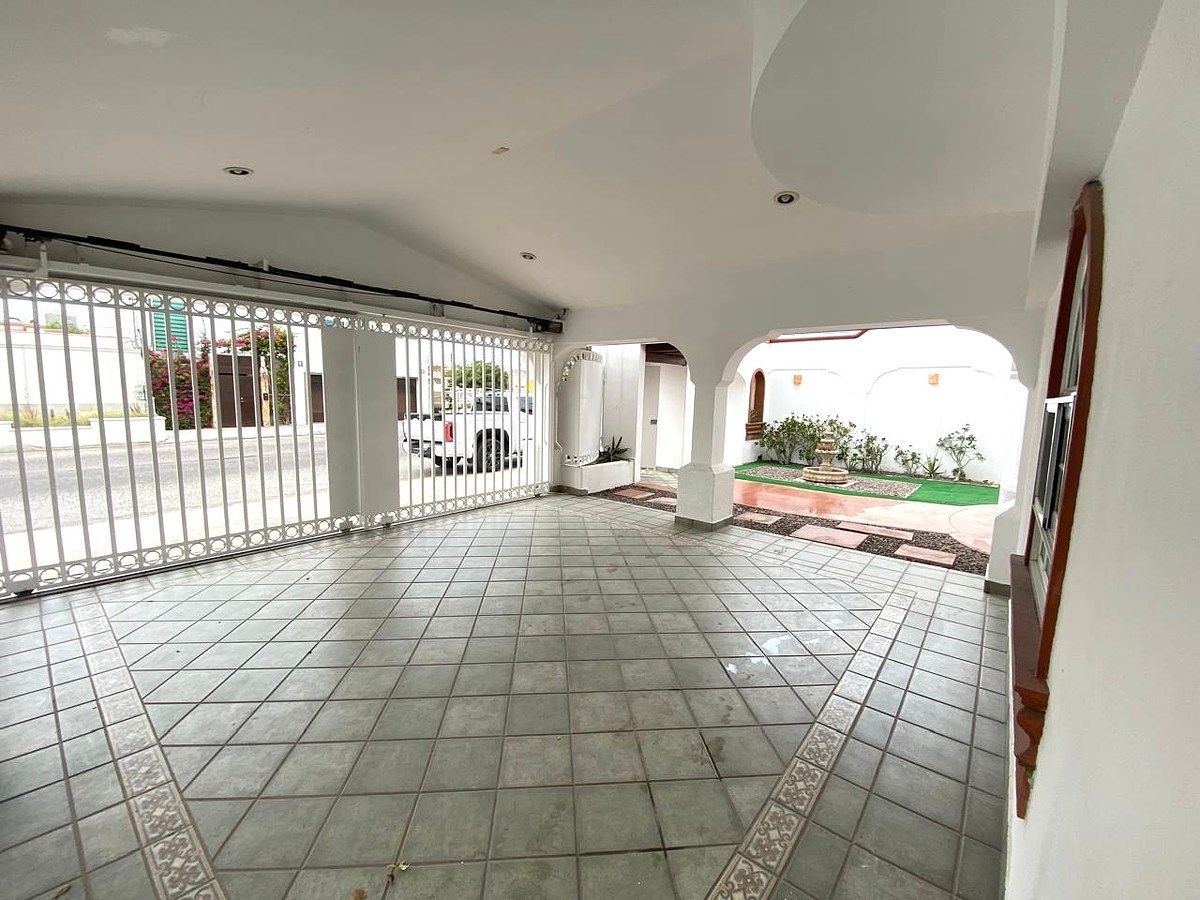 Dos cocheras, acceso a cocina desde cochera y a patio., foto 4 de 25