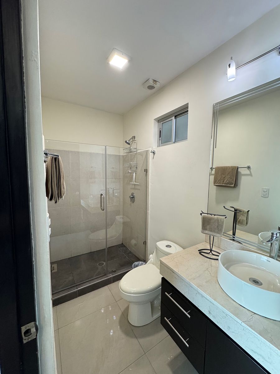 Baño principal, photo 8 of 17