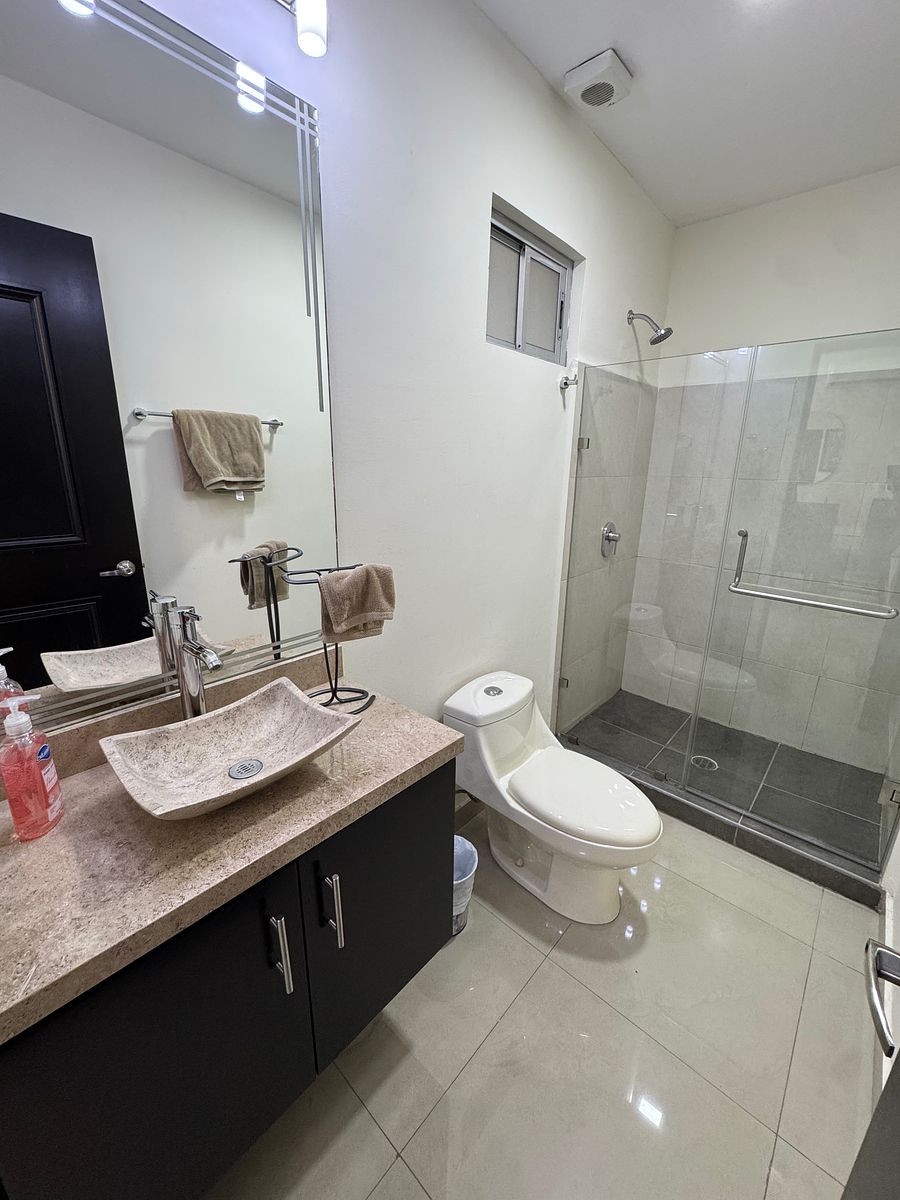 Baño secundario, photo 9 of 17