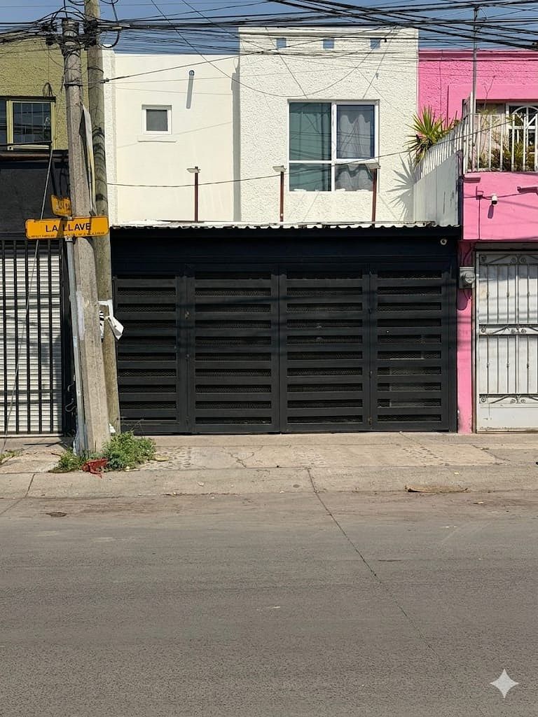 House for Sale with Mixed Land Use in Santa Cruz del Valle Parks, photo 1 of 14
