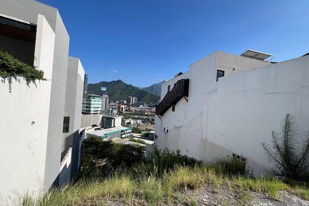Terreno descendente en venta Col. Vista Real