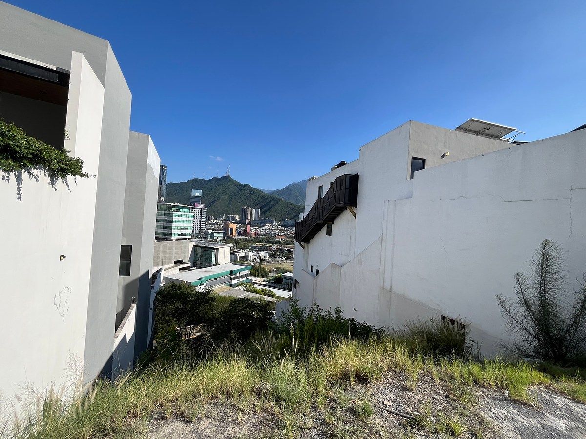 Lot in Vista Real, San Pedro Garza García, photo 2 of 4