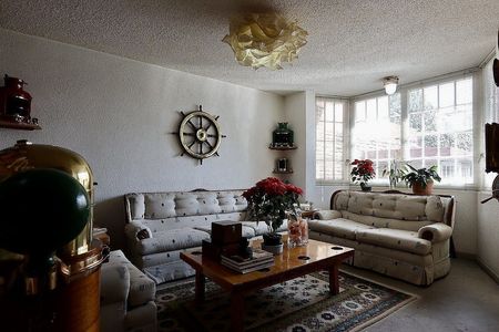 Casa estilo Early American con jardín y salón de usos múltiples en fraccionamien