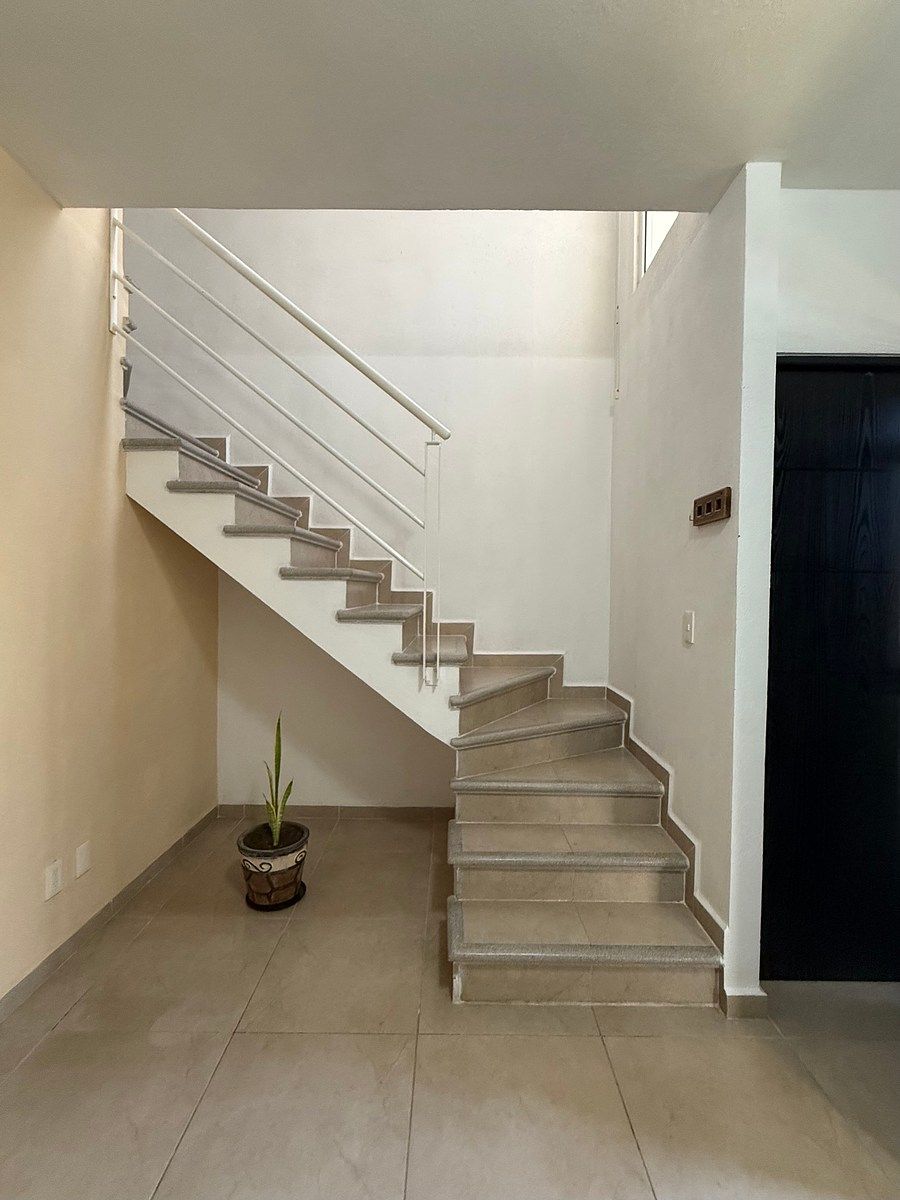 Escaleras con barandal para segunda planta, photo 10 of 23