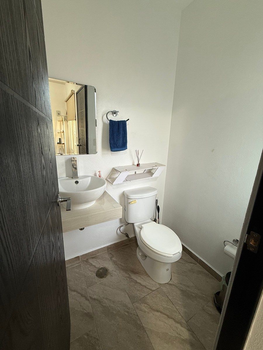 Medio baño en PB, photo 9 of 23